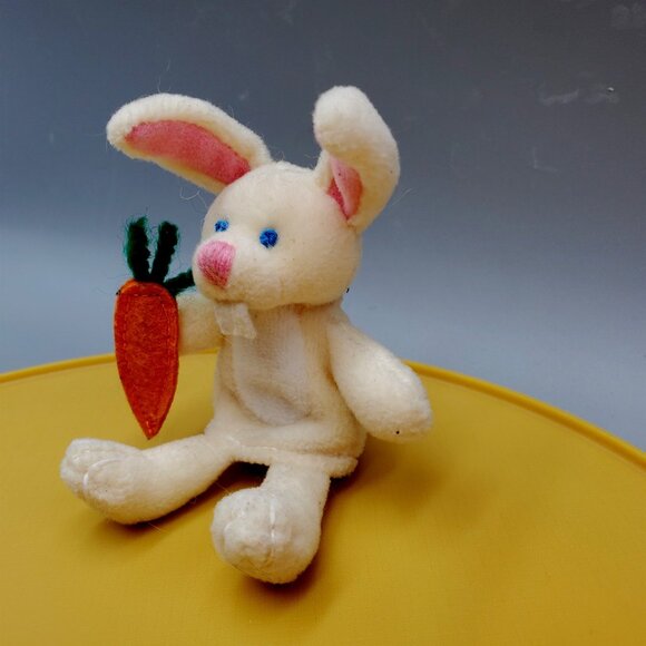 Starbucks Bunny Rabbit Finger Puppet Easter Spring Collection Carrot Buck Teeth - Picture 3 of 4